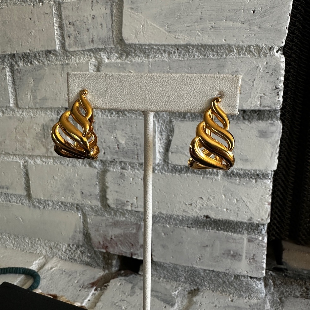 - Vintage Napier gold tone clip on earrings
